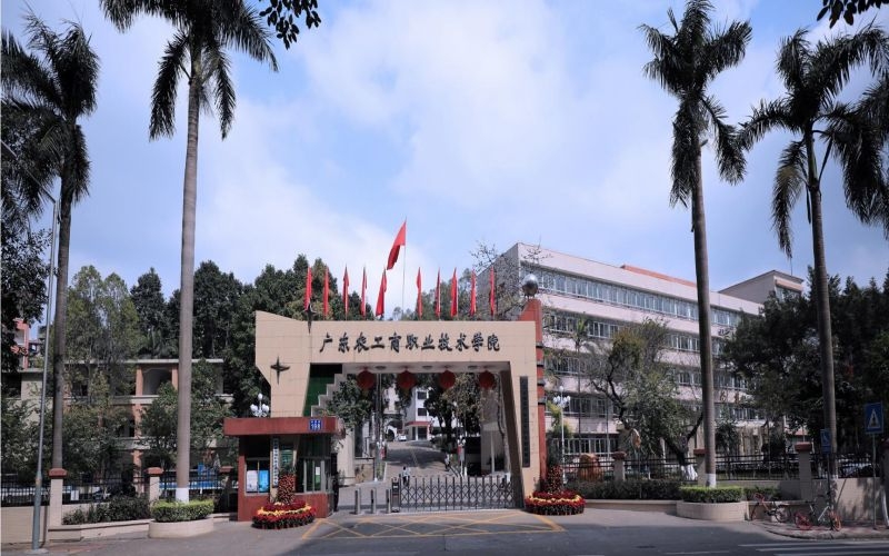 雷登電梯牽手廣東農(nóng)工商職業(yè)技術(shù)學(xué)院，為莘莘學(xué)子提供便捷垂直服務(wù)